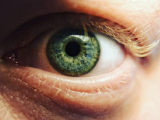 Las pasas son ricas en polifenoles, antioxidantes que pueden proteger las células de los ojos de los radicales libres. Estas son moléculas inestables que promueven el envejecimiento celular, favoreciendo la aparición de enfermedades como cataratas o degeneración macular relacionada con la edad.
