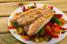 Los pescados se destacan por ser ricas fuentes de ácidos grasos Omega 3, compuestos con propiedades calmantes y relajantes. En algunos lugares del mundo donde la población consume grandes cantidades de pescado de aguas frías, como salmón y arenque, la incidencia de ansiedad y depresión es extremadamente baja, e incluso nula.