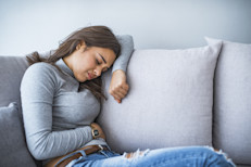 ¿Te pasa que a veces sientes tu cuerpo hinchado, incluso con el abdomen más grande y una sensación nada agradable? Lo más probable es que la causa de esa molesta inflamación esté en ciertos alimentos perjudiciales que debas evitar. Aquí te contamos cuáles y cómo afectan a tu cuerpo.
