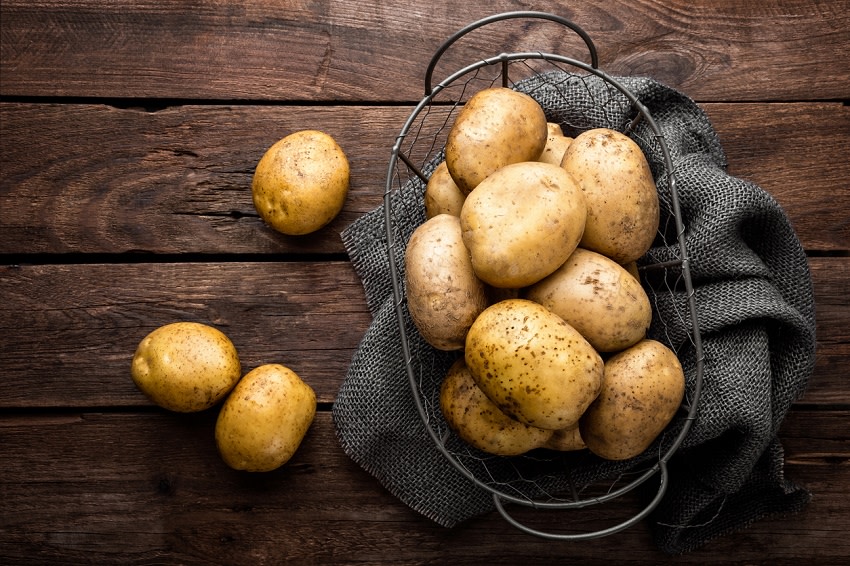 Conforman la cosecha de hortalizas número 1 en EE.UU. y el cuarto cultivo más consumido en el mundo. Mucho es lo que dice de la patata, que engorda, que aumenta el riesgo de tener diabetes, que no tiene nutrientes, pero ¿es cierto todo eso? Conoce todo lo bueno que pueden aportar a tu salud y cómo debes prepararlas, según los médicos, más datos de entes oficiales y estudios que avalan sus propiedades.