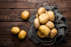 Conforman la cosecha de hortalizas número 1 en EE.UU. y el cuarto cultivo más consumido en el mundo. Mucho es lo que dice de la patata, que engorda, que aumenta el riesgo de tener diabetes, que no tiene nutrientes, pero ¿es cierto todo eso? Conoce todo lo bueno que pueden aportar a tu salud y cómo debes prepararlas, según los médicos, más datos de entes oficiales y estudios que avalan sus propiedades.