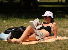 Elige ropa liviana, de color claro y holgada. Las mangas largas de telas frescas pueden protegerte del sol y no olvides usar un sombrero de ala ancha y lentes oscuros.