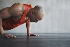 Lo recomendable es hablar con tu médico para buscar la mejor opción de tratamiento para ti. Puedes complementar la terapia llevando un estilo de vida saludable, con alimentación que te ayude a mantener la masa muscular y a controlar el peso, y ejercicios que mejoren tu condición física y el estado de ánimo.