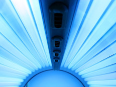 La fototerapia es un tratamiento con diferentes tipos de rayos ultravioleta. Se usa en pacientes con psoriasis moderada a severa, y a veces se combina con tratamientos tópicos. Hay diferentes tipos de luz ultravioleta: fototerapia UVB, PUVA, láser y terapia fotodinámica.