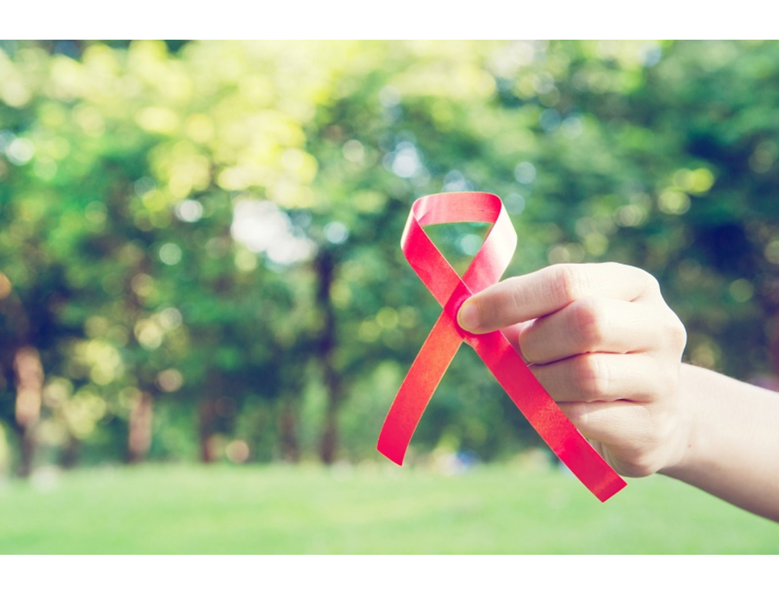 1. VIH/Sida. El virus de inmunodeficiencia humana (VIH) infecta las células del sistema inmunitario y las destruye o trastorna su funcionamiento, lo que conduce al deterioro progresivo de dicho sistema y termina produciendo una deficiencia inmunitaria. El sida (síndrome de inmunodeficiencia adquirida) representa las etapas más avanzadas de la infección por el VIH.