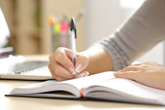 Beneficios similares a los anteriores se encuentran cuando escribimos. Los expertos afirman que la decisión de construir ideas es una buena forma de agilizar la mente y quitarle peso al estrés. Además, compartir nuestras emociones ayuda a disminuir el riesgo de sufrir angustia, permite tomar dimensión de nuestros problemas y recibir apoyo de los demás.