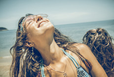 Según la evidencia, las sales marinas tendrían efecto anticaspa y calmarían ciertas irritaciones cutáneas. El agua de mar tiene un pH elevado, aproximadamente de 7 u 8, por eso, si tu cabello es graso, es probable que no lo lastime, porque la sal contribuye a suavizarlo y darle volumen. Sin embargo, en cabellos secos o normales, puede restar brillo y consistencia. 