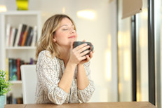 Las bebidas como café y té, en especial el negro, contienen sustancias capaces de corroer y pigmentar el esmalte. Se ha demostrado que incluso las infusiones de hierbas, como el té verde y hasta el blanco, pueden manchar los dientes. Por eso lo aconsejable es enjuagarse la boca después de tomarlos. En la mañana se recomienda lavar los dientes después de tomar café. Una cepillada fuerte antes de cualquier infusión dejará los dientes más expuestos a las manchas.