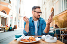 Las redes sociales, medios de comunicación o entretenimiento pueden provocar que ingieras más alimentos de los que necesitas si no le pones la atención debida a lo que comes. Procura que tu meta sea disfrutar de tu comida: apaga el celular, enfócate en lo que comes, mastica cuidadosamente ¡y disfruta de tu comida!