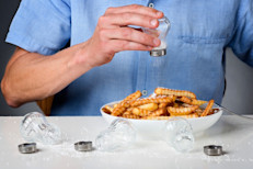 La sal de mesa está hecha de dos minerales: sodio y cloruro. El cuerpo necesita una determinada cantidad de sodio para funcionar bien, pues ayuda en la función de los nervios y los músculos; también ayuda a mantener un equilibrio adecuado de los líquidos. Pero debe consumirse en una cantidad adecuada. El exceso de sal causa muchos problemas serios que se pueden evitar.