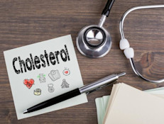 El colesterol es una sustancia cerosa y parecida a la grasa que se encuentra en todas las células del cuerpo. Si bien el organismo lo necesita para realizar diferentes tareas, cuando se acumula, por una mala alimentación o hábitos sedentarios, puede generar efectos dañinos sobre la salud. Las bananas, al contener fitoesteroles, ayudarían a reducir su presencia.