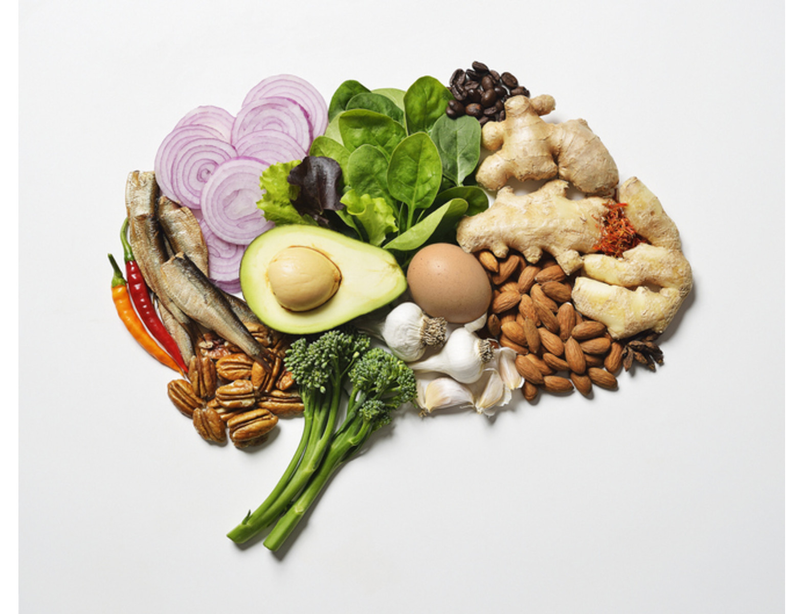 ¿Existen alimentos que pueden proteger al cerebro? Cuando se habla de dietas saludables generalmente se piensa en el control del peso, cuidado del corazón o prevención de enfermedades como la diabetes. Sin embargo, cada vez es más la evidencia que señala como una buena alimentación puede beneficiar la salud mental. Conoce aquí por qué y cuáles son las mejores opciones para lograrlo.