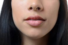 El estado normal de los labios es el rojo claro y deben verse  relativamente humedecidos y brillantes. Las alteraciones en el color, la textura o la forma indican trastornos tanto del sistema digestivo como del organismo en general.
