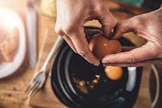 Revuelve los huevos en un recipiente, mezcla y añade la mitad de queso mozzarella, revuelve. 