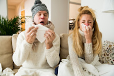 Comparten algunos síntomas como la congestión nasal o moqueo, irritación o dolor de garganta, estornudos, tos y fatiga. Pero la diferencia es que en el resfriado los síntomas aparecen de a poco y en la gripe son repentinos. Y rara vez duelen las articulaciones y hay fiebre frente al resfriado: esos son síntomas de la gripe.