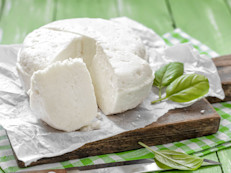 ¿Quién no se tienta con los quesos más diversos para una buena tabla o picada? Pero ¡deténte ahí! Porque nuestra experta nos dijo que los mejores quesos para una persona con diabetes son los blancos o frescos, bajos en grasas o "light".
