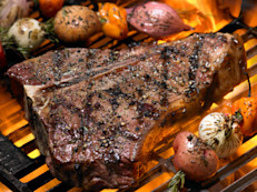 Según el Laboratorio de Información de Nutrientes del Departamento de Agricultura (USDA), un bistec T‑Bone medio puede sumar 1,644 calorías. Los chorizos duplican esa cifra. Por eso, a la hora del barbecue, se recomienda cerdo magro (tenderloin), pechugas de pollo o carnes rojas como el "ground beef".