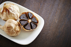 Si eres fanático del ajo tenemos buenas noticias para darte. Existe una variedad, conocida como ajo negro, que no puede faltar en tus platillos. Aunque su aspecto no es muy agradable y su sabor cambia ligeramente, el proceso por el cual se obtiene le permite potenciar muchos de los beneficios del ajo blanco. Conoce aquí todo sobre este "superalimento".