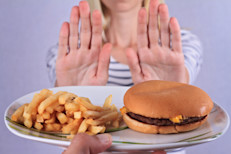 Las grasas saturadas (de fuentes animales, como mantequilla, manteca y carnes) y las grasas trans (abundantes en algunas comidas rápidas, productos procesados y alimentos chatarra) aumentan el colesterol en sangre y la producción de proteína C reactiva, que es un indicador de inflamación. El azúcar también aumenta la inflamación.




