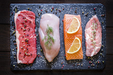 Cada 100 g de lentejas se encuentran 25 g de proteínas, esto es comparable a la cantidad que se puede encontrar en carnes rojas, de aves, pescados o productos lácteos. Por este motivo, es que durante mucho tiempo se las ha señalado como un sustituto saludable, principalmente para las personas que tienen dietas vegetarianas o veganas. Lo cierto es que, en comparación con la carne, las lentejas no contienen todos los aminoácidos, aunque sí tienen un menor contenido de grasa.