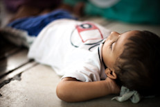 Los niños de entre 1 y 3 años de edad necesitan dormir de 12 a 14 horas diarias, ya que, así como los infantes, ellos también requieren del apoyo del sueño para desarrollar su cuerpo y mente. Cuando un niño se niega a dormir, podemos arrullarlos, cantar una canción de cuna o pasearlos en automóvil.