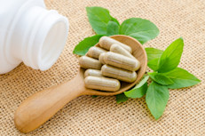 Los suplementos pueden presentar riesgos inesperados porque muchos contienen ingredientes activos que tienen efectos fuertes en el cuerpo. Por ejemplo, tomar una combinación de suplementos a base de hierbas o usar suplementos junto con medicamentos recetados, podría llevar a resultados perjudiciales e incluso potencialmente mortales.