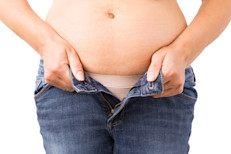 La grasa abdominal visceral es uno de los tipos más peligrosos de grasa que se puede tener. A diferencia de los “rollitos, manijas de amor o flotadores” del costado del cuerpo, la grasa que se encuentra en el área alrededor del estómago crece profundamente dentro del cuerpo y se envuelve alrededor de ciertos órganos vitales. Y aumenta el riesgo de varias enfermedades.