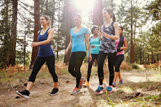 Varios estudios sugieren que caminar durante al menos 30 minutos, incluso a un ritmo moderado o pausado, puede tener beneficios para el cerebro y el cuerpo. También contribuye a reducir en niveles clínicamente relevantes y estadísticamente significativos la depresión en personas que la padecen.  