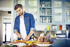 Existen muchas maneras de poner en práctica esta alimentación. Por ejemplo, puedes incluir en el desayuno los cereales y granos integrales junto con frutas como naranjas, manzanas o bayas. En el almuerzo preparar ensaladas de vegetales de hoja verde, pollo al horno o ensaladas de atún. Y, finalmente, para la cena optar por pescado al horno, brochetas de carnes y vegetales o pastas integrales.