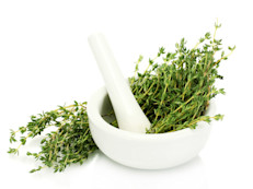 El tomillo es una planta aromática con efectos broncodilatadores. Solamente hay que verter una cucharadita de tomillo en una taza de agua que esté hirviendo. Tapar, colar y dejar enfriar. Tome la preparación hasta tres veces al día. Este remedio resulta ideal para combatir el resfriado, calmar la tos y mejorar la garganta.