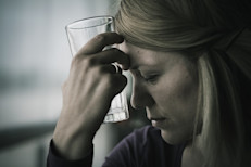 Sus beneficios sobre la salud cardiovascular también son de ayuda para controlar las migrañas. Gracias a sus propiedades vasodilatadoras, el ajo negro mejora la circulación sanguínea, y así, reduce la presión arterial, un factor clave en el desarrollo de los dolores de cabeza.