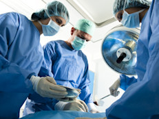 Es posible que las personas que padecen EVW tipo 1 necesiten tratamiento solo si van a tener una cirugía o sufren un traumatismo. Se realiza a través de medicamentos y terapias médicas. Quienes tienen formas graves de EVW, necesitarán un tratamiento de emergencia para detener pronto las hemorragias. Con las terapias médicas adecuadas, incluso los que padecen EVW tipo 3 pueden llevar una vida normal y activa.