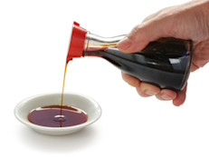 Los líquidos oscuros que se encuentran en este producto saborizante son culpables de alejar la blancura de tu sonrisa. La mayoría de las salsas de soja comunes, no utilizan la soja fermentada, sino que contienen proteínas de soja con ácido clorhídrico. Esta sustancia química contribuye a la decoloración de los dientes.

