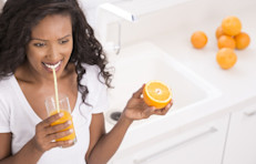 La vitamina C, la queratina, la provitamina A y el ácido fólico que contienen la naranja son los que le dan su gran poder antioxidante para prevenir las infecciones y neutralizar a los radicales libres, compuestos dañinos que atacan y alteran las estructuras celulares, favoreciendo el envejecimiento y la aparición de enfermedades degenerativas. 