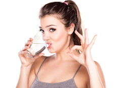 Para la sequedad bucal, se recomienda tomar sorbos frecuentes de agua, o de bebidas sin azúcar, evitar las que contengan cafeína, como el café, té y algunas sodas (la cafeína puede resecar la boca). También se sugiere evitar el tabaco y el alcohol.