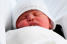 Los bebés de entre 0 y 2 meses son el grupo de edad que más duerme, y necesitan de un periodo de descanso de 12 a 18 horas diarias porque están acostumbrados a reposar en la comodidad del vientre de su madre. Es muy normal que un recién nacido llegue a dormir casi todo el día y solo despierte de vez en cuando para comer y apreciar el mundo a su alrededor. 