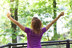 Si te sientes desganado, agotado o estresado, ve al rescate de tu energía. A veces los malos hábitos, una alimentación deficiente o simplemente la falta de agua o ejercicio, pueden hacerte sentir sin fuerzas. Recupera la energía con estos 10 pasos simples.
