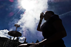 Llegó el verano, época de diversión y de prepararse para las altas temperaturas. Si tu cuerpo no puede enfriarse adecuadamente, es posible que enfermes o termines en la sala de urgencias: un golpe de calor puede causar daño al cerebro y a otros órganos vitales, incluso si eres joven y saludable.