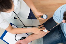 Las papas pueden ayudar a disminuir la presión arterial gracias a la fibra dietética y a su riqueza en potasio. La primera ayuda a “limpiar” las grasas en las arterias y el potasio es un mineral reconocido por su poder vasodilatador de los vasos sanguíneos. Las cáscaras de las patatas son la parte más rica en este nutriente.