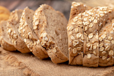 El índice glucémico (IG) es una medida que sirve para indicar la rapidez con la que un alimento puede aumentar los niveles de azúcar en sangre. Se recomienda que las personas con diabetes limiten o eviten los alimentos con un IG alto, como: pan blanco, arroz, pastas, papas, melones o piñas.