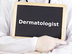 No existe cura para la psoriasis, y los principales objetivos del tratamiento son reducir la inflamación y tratar de evitar que las células de la piel crezcan tan rápido. Antes, los médicos la trataban mediante un enfoque paso a paso, donde a los pacientes con psoriasis leve se les administraban terapias tópicas (cremas y otros) y si no respondían bien, pasaban a terapia sistémica o fototerapia.