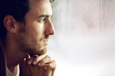 La prosopagnosia puede empujar a los pacientes al aislamiento, por ello, los especialistas resaltan la necesidad de construir relaciones sólidas y conectar regularmente con otras personas (el apoyo de familiares y amigos resulta clave para eso). De no ser así, existe un mayor riesgo de sufrir trastornos de la salud mental, como ansiedad social o depresión. 