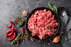 Cuando se trata de carne picada, lo mejor es cocinarla el mismo día que la compraste. Si no, apenas llegues a casa debes refrigerarla a 40°F (4°C) o menos o congelarla a 0°F (‑18°C). 
