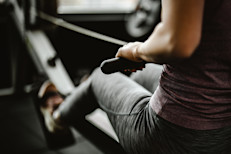 Al ser rica en proteínas, la carne de pollo suele ser vista como una buena forma de promover el desarrollo muscular. Esto se debe a que las proteínas son moléculas que representan más de la mitad del peso de nuestro cuerpo, cuya principal función es reparar y mantener los tejidos. También proporcionan energía que ayuda al crecimiento de la masa muscular.