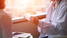 Sus síntomas pueden pasar inadvertidos o se pueden confundir con otras afecciones. Al no existir pruebas de sangre o de imágenes que la detecte, diagnosticarla puede ser difícil y es común que quienes la padecen reciban diagnósticos incorrectos antes de dar con ella.
