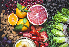 Las frutas y vegetales son fundamentales para prevenir o ralentizar la progresión de la diabetes. También son excelentes para sumar a la dieta antioxidantes, fibra, fitoquímicos, minerales, vitaminas y pocos carbohidratos. Entre las mejores opciones se encuentran: cítricos, frutos del bosque, manzanas, uvas, kiwis, vegetales de hoja verde, como acelga, espinaca, brócoli o kale y otras opciones sin almidón.