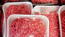 Lo primero que debes revisar es que la carne picada o molida se encuentre en refrigeración, recomienda la nutricionista Gloria Rabell, quien es parte del staff de HolaDoctor Consultas. Revisa que el empaque esté cerrado y que esté dentro de la fecha de venta o de consumo recomendado.
