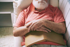 Esta es otra creencia clasificada como nada veraz y, además, grave para la salud. Es cierto que el tiempo que necesitas dormir varía a lo largo de los años, y a medida envejecemos la tendencia es a dormir menos. Pero no te confundas: esto no quiere decir que necesites descansar menos.

