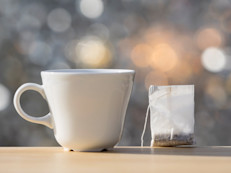 Hay algunos remedios que tradicionalmente se han usado para tratar esta afección y que puedes probar en casa, junto a la dieta. El té de manzanilla, el agua de arroz y el jarabe de manzana alivian los intestinos y pueden ayudar a controlar los dolores de estómago y la diarrea.