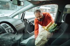 El consejo de aprovechar cualquier oportunidad para moverte también se extiende para las compras. Prueba hacerlas caminando, o, si necesitas del auto, estaciónalo un poco más lejos de los normal. Recuerda, hasta el cambio más pequeño hace la diferencia. 